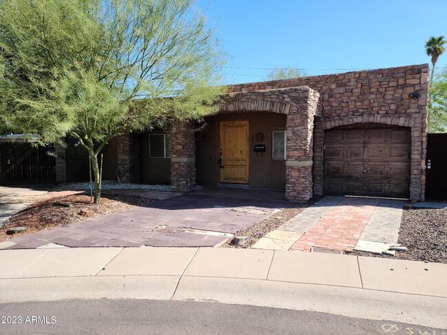 7726 E Kimsey Ln in Scottsdale, AZ - Building Photo - Building Photo