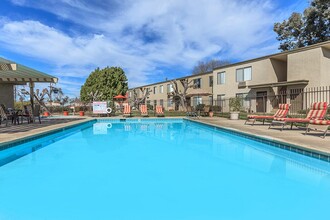 The Courtyards in El Cajon, CA - Foto de edificio - Building Photo