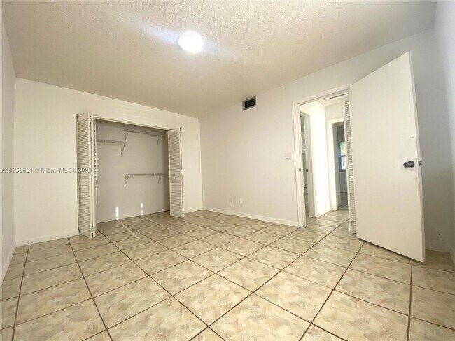 11232 SW 12th St, Unit 202 in Pembroke Pines, FL - Building Photo - Building Photo