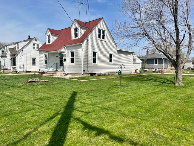 902 Adrian St in Waterloo, IA - Building Photo - Building Photo