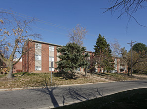 University Green Apartments & Townhomes in Ypsilanti, MI - Building Photo - Building Photo