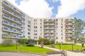 Westbury Terrace Condominiums in Westbury, NY - Foto de edificio - Building Photo