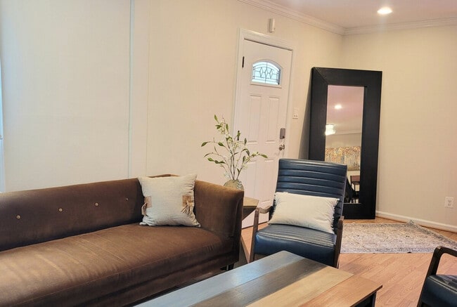 2028 Pimmit Dr in Falls Church, VA - Building Photo - Building Photo