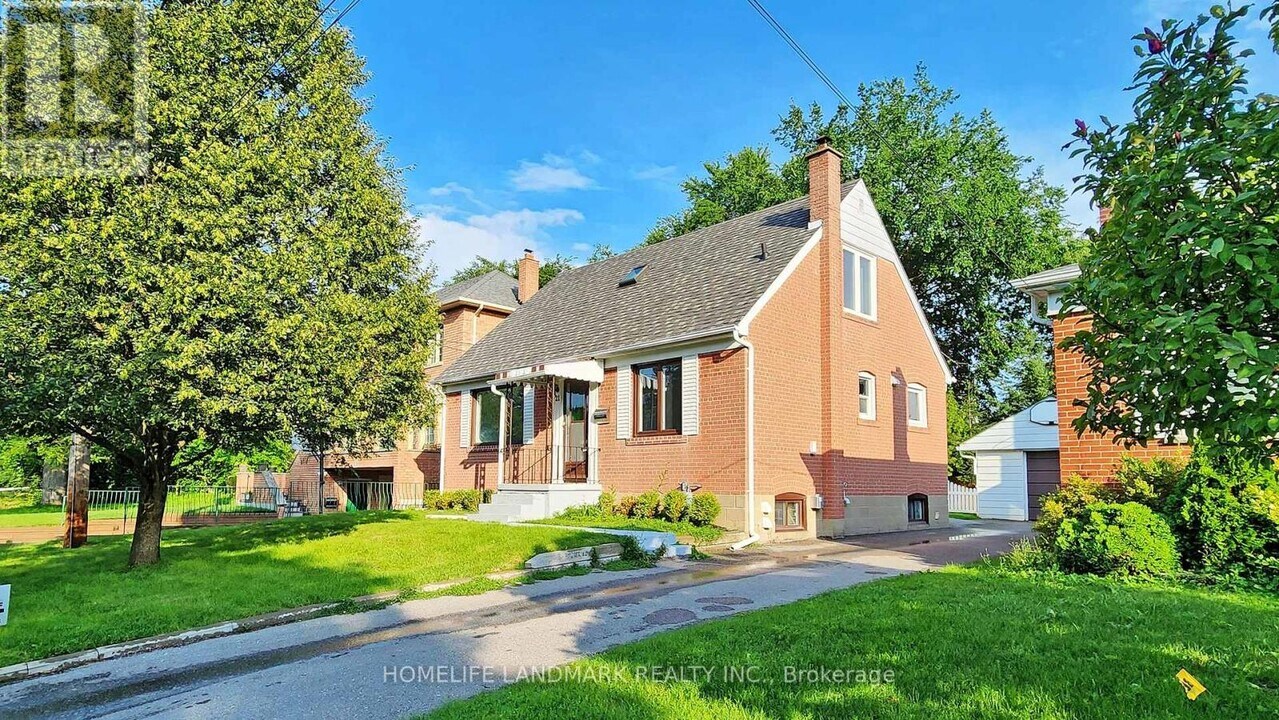 21 Pleasant Ave in Toronto, ON - Building Photo