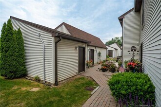 241 S Water St in East Windsor, CT - Building Photo - Building Photo