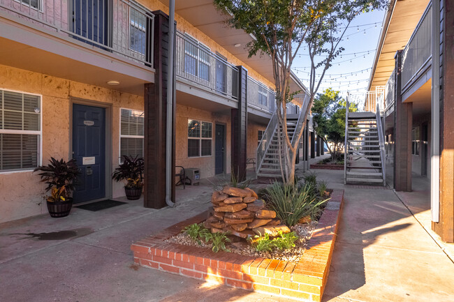 Courtyards by the Lake in Lubbock, TX - Foto de edificio - Building Photo