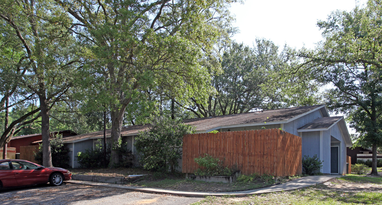 8390 Country Walk Dr in Pensacola, FL - Building Photo