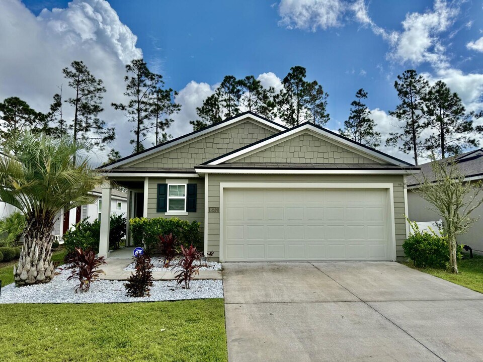 8352 Cape Fox Dr in Jacksonville, FL - Foto de edificio
