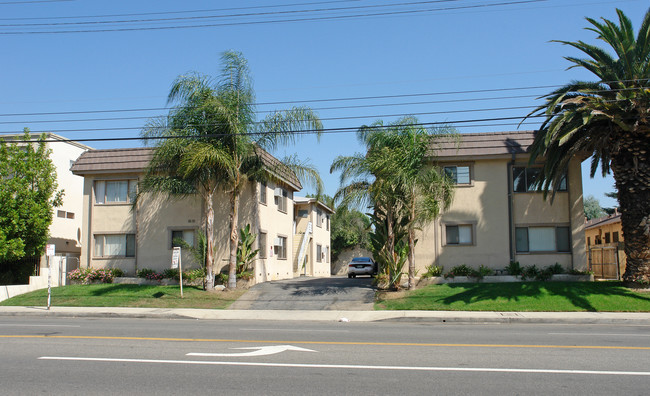 4956-4960 Kester Ave in Sherman Oaks, CA - Foto de edificio - Building Photo