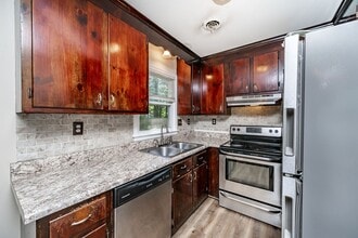 8813 Firethorne Ln in Richmond, VA - Foto de edificio - Building Photo