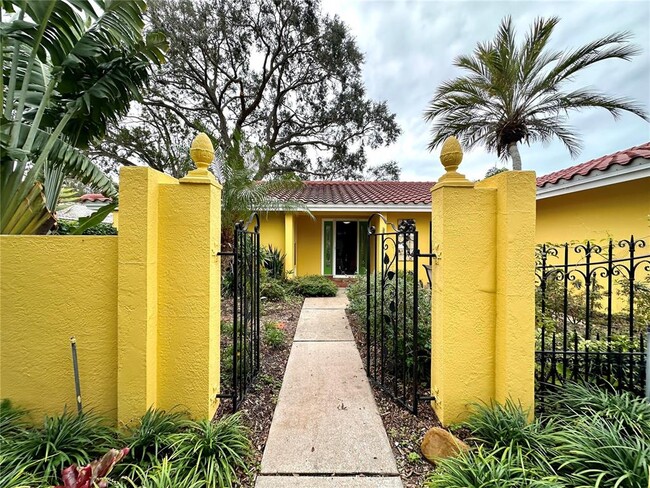 1883 Riviera Cir in Sarasota, FL - Foto de edificio - Building Photo