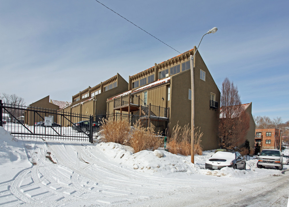 Bella Condo in Kansas City, MO - Building Photo