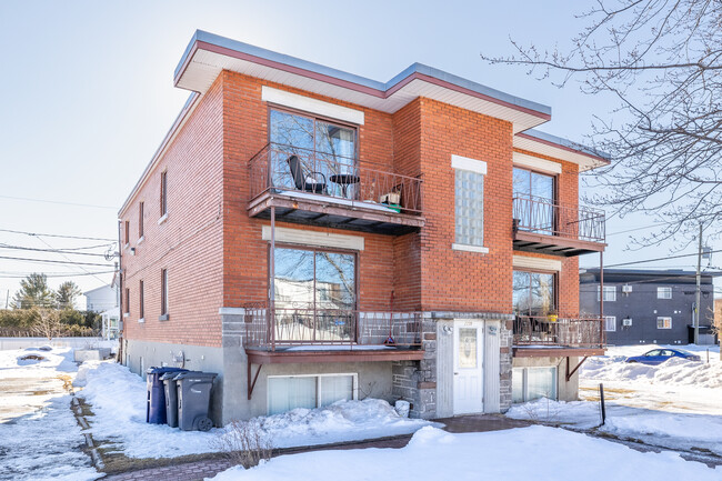 2220 Vallières Rue in Laval, QC - Building Photo - Primary Photo