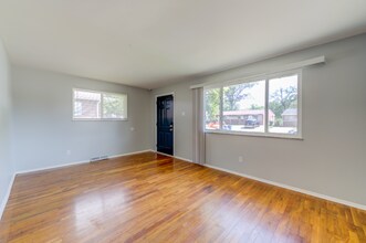 4063 Esseldale Dr in St. Ann, MO - Foto de edificio - Building Photo