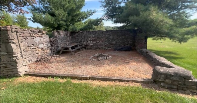 6818 E Seneca Turnpike in Jamesville, NY - Building Photo - Building Photo
