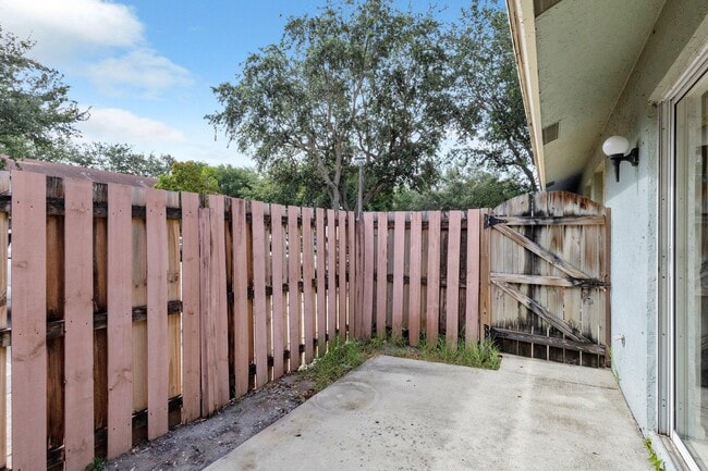 910 Cypress Way E in Palm Springs, FL - Foto de edificio - Building Photo
