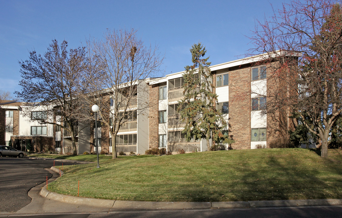 Lakewood Village Condominium in White Bear Lake, MN - Building Photo