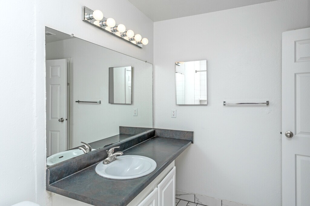 Essex at Hampton Apartments in Rochester Hills, MI