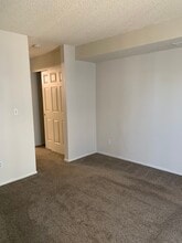 2575 S Syracuse Way, Unit D207 in Denver, CO - Foto de edificio - Building Photo