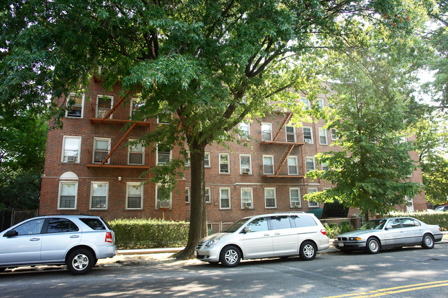 3717 Bowne St in Flushing, NY - Building Photo - Building Photo