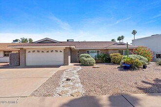 8713 E Orange Blossom Ln in Scottsdale, AZ - Foto de edificio - Building Photo