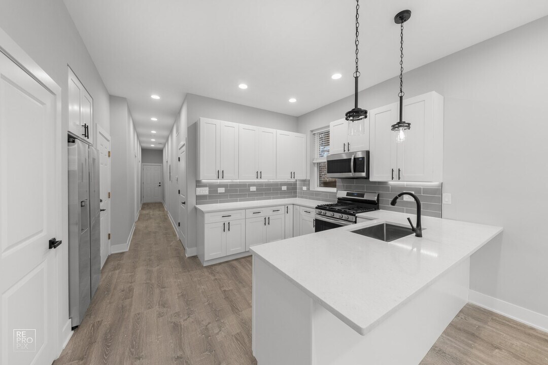 2317 W Taylor St in Chicago, IL - Building Photo