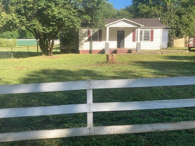 8977 Hogansville Rd in Hogansville, GA - Building Photo - Building Photo