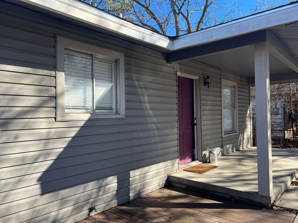 1027 N Paddock Ave in Stephenville, TX - Foto de edificio