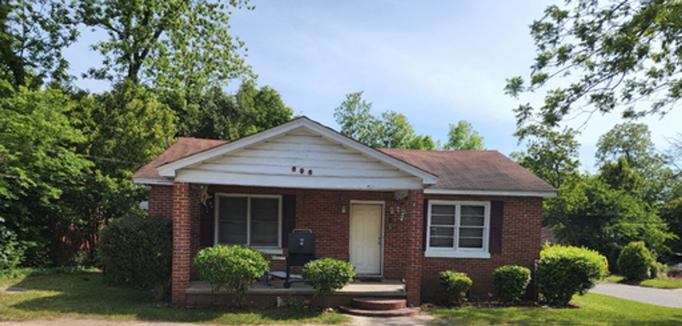 696 Villa Crest Ave in Macon, GA - Building Photo