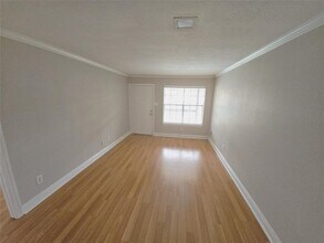 845 Augusta Dr in Houston, TX - Building Photo - Building Photo