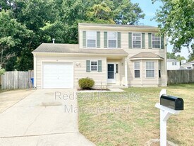 926 Woodcreek Dr in Newport News, VA - Building Photo