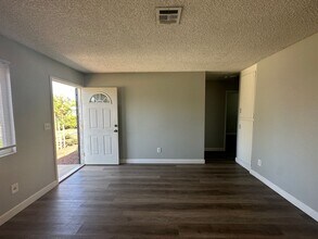 420 S Walnut Ave in Ripon, CA - Foto de edificio - Building Photo