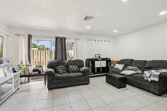 5843 Woodlands Blvd in Tamarac, FL - Building Photo - Building Photo