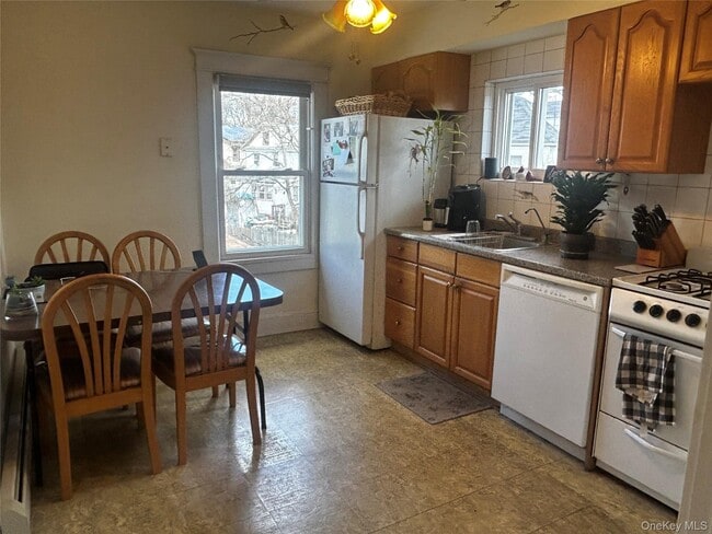 25 Martha Terrace in Floral Park, NY - Building Photo - Building Photo