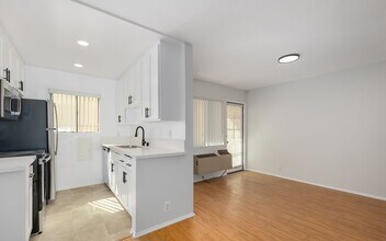 132 Clark Dr in Los Angeles, CA - Building Photo - Interior Photo
