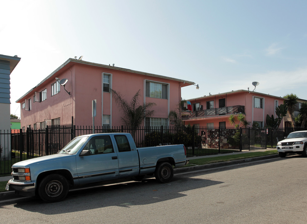 10239 S 10th Ave in Inglewood, CA - Foto de edificio