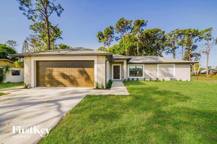 19094 Evergreen Rd in Ft. Myers, FL - Building Photo
