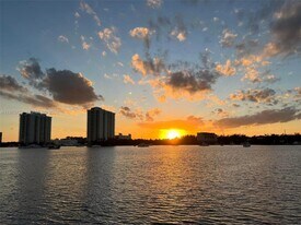 2910 Point E Dr in Aventura, FL - Building Photo