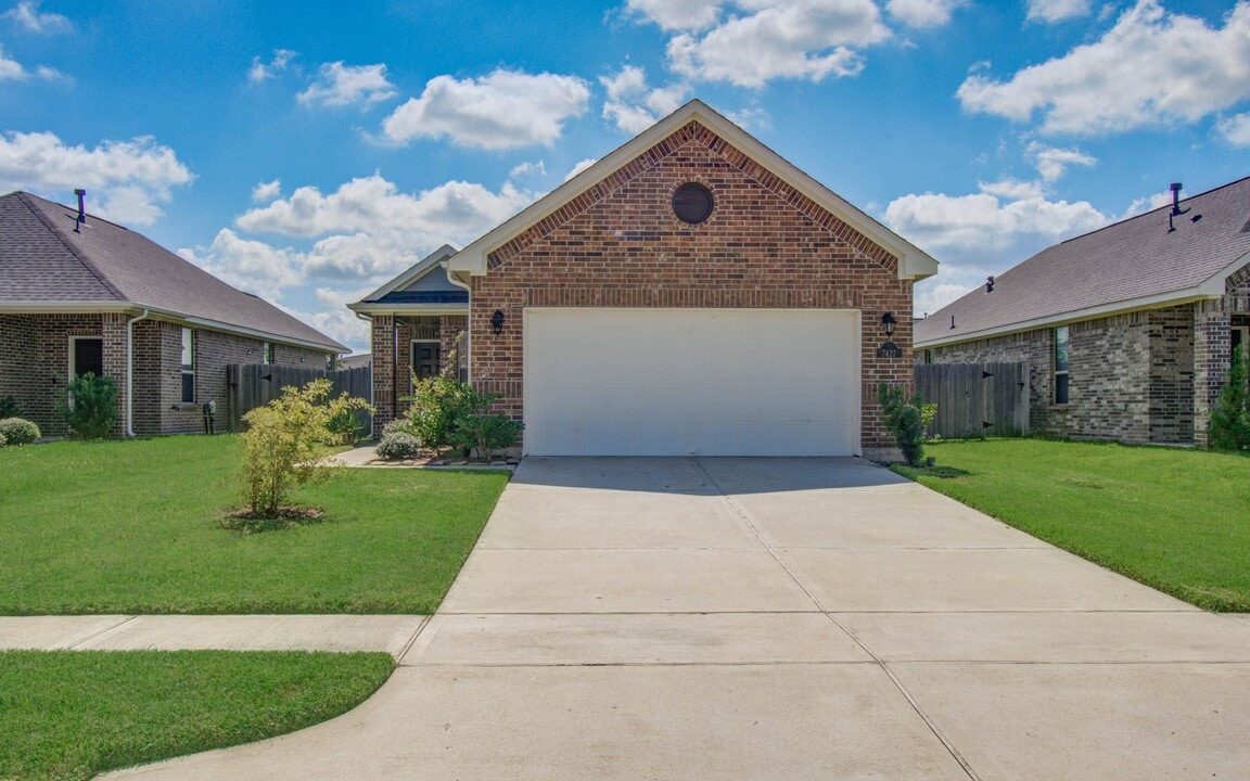 7427 French Quarter Ct in Fulshear, TX - Building Photo
