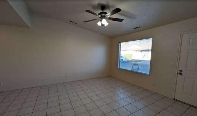 1075 N 1400 W in Saint George, UT - Foto de edificio - Building Photo