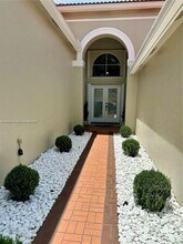 388 Carrington Dr in Weston, FL - Building Photo - Building Photo