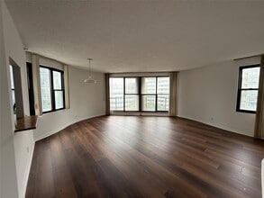 10 Cottage Pl in White Plains, NY - Building Photo - Building Photo