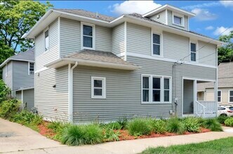 916 Zeeland Ct NE in Grand Rapids, MI - Foto de edificio - Building Photo