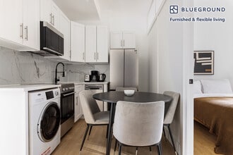 161 W 54th St in New York, NY - Building Photo - Building Photo