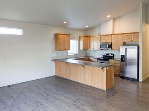 958 Harbour Ln NE in Keizer, OR - Building Photo - Building Photo