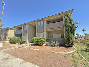 4590 Carriage Park Dr in Las Vegas, NV - Building Photo - Building Photo