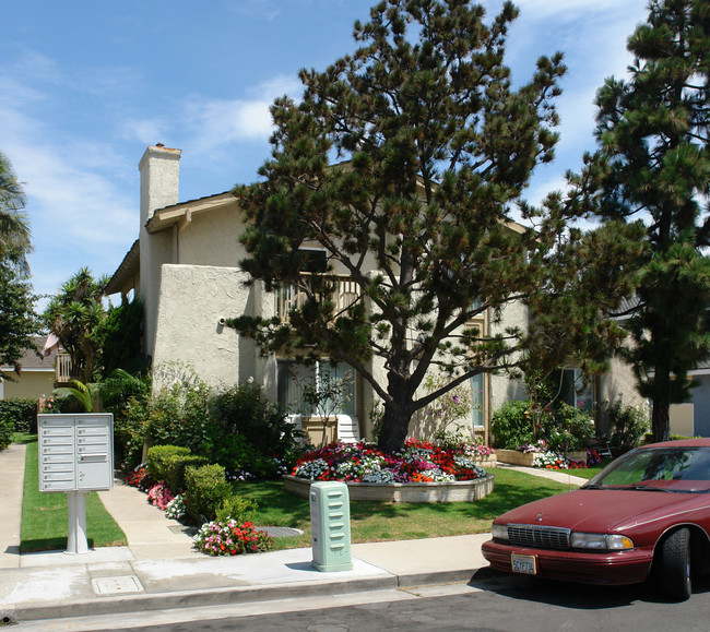 4921 Charlene Cir in Huntington Beach, CA - Building Photo - Building Photo