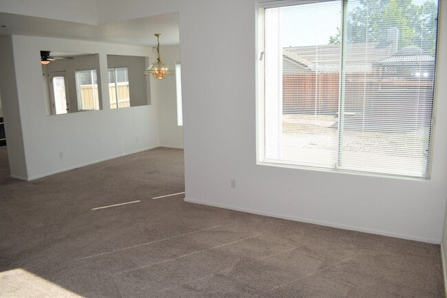 8103 Primoak Way in Elk Grove, CA - Building Photo - Building Photo