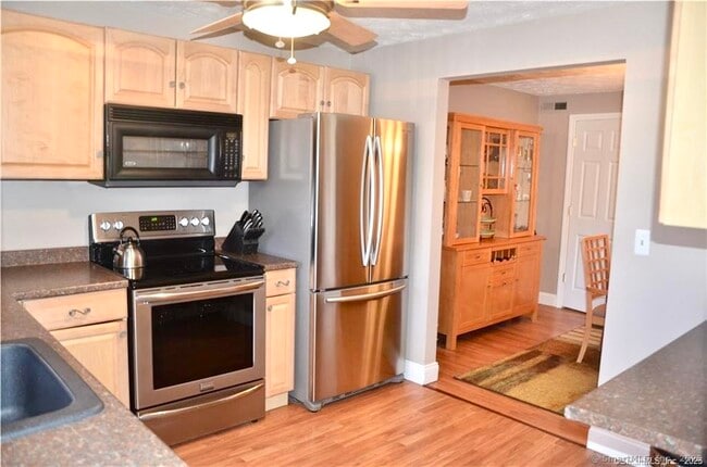 5 Amato Dr in South Windsor, CT - Building Photo - Building Photo