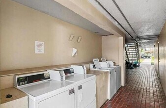 7900 S Orange Blossom Trl in Orlando, FL - Building Photo - Building Photo